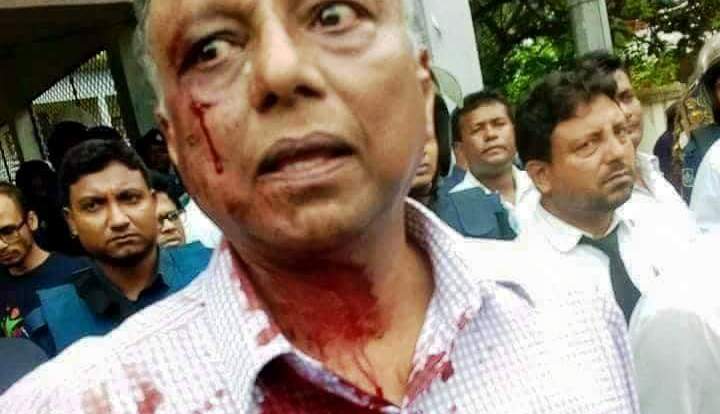Bangladeshi Local Newspaper Editor Chopped with Machete’s in front of Police